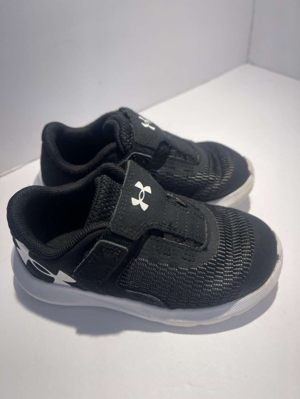 Under Armour toddler Athletic Slip-On Sneakers size 7K - excellent condition